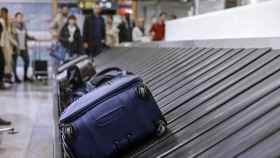 Varias maletas en una cinta de aeropuerto / ARCHIVO