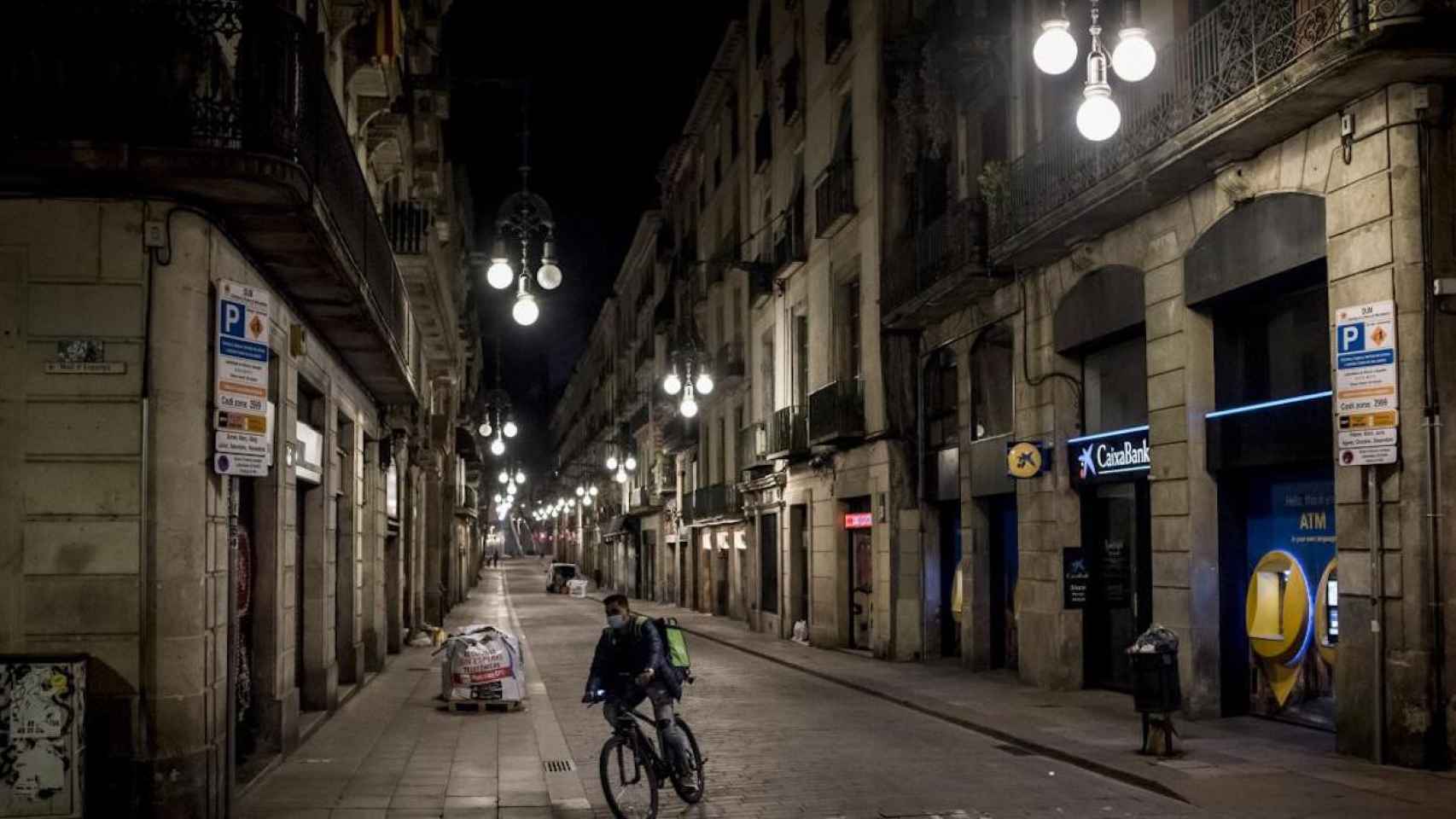Un hombre en bicicleta, durante el estado de alarma en Barcelona / EUROPA PRESS