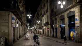 Un hombre en bicicleta, durante el estado de alarma en Barcelona / EUROPA PRESS