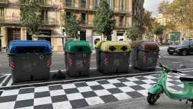 Tramo indicado con una especie de tablero de ajedrez para tirar las basuras en el nuevo carril bici de la calle Aragó / V.M.