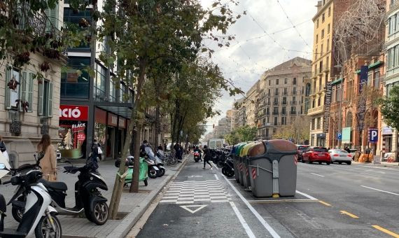Tramo indicado para tirar las basuras en el nuevo carril bici de la calle Aragó / V.M.