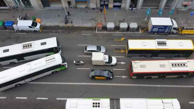 La ronda Universitat de Barcelona, llena de autobuses / SOS Ronda Universidad