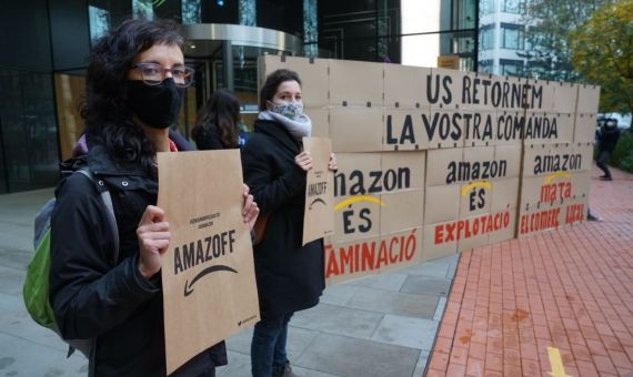 Manifestacion de Red por la Justicia Climática en la sede de Amazon en Barcelona / TWITTER