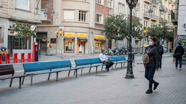 Bancos pintados de azul en la calle Gran de Gràcia, delante del metro de Fontana / @CPTresLliris