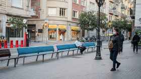 Bancos pintados de azul en la calle Gran de Gràcia, delante del metro de Fontana / @CPTresLliris