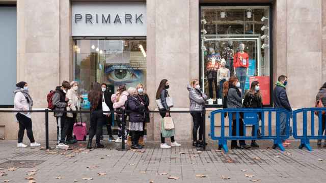 Cola en el Primark de la plaza de Catalunya / PABLO MIRANZO