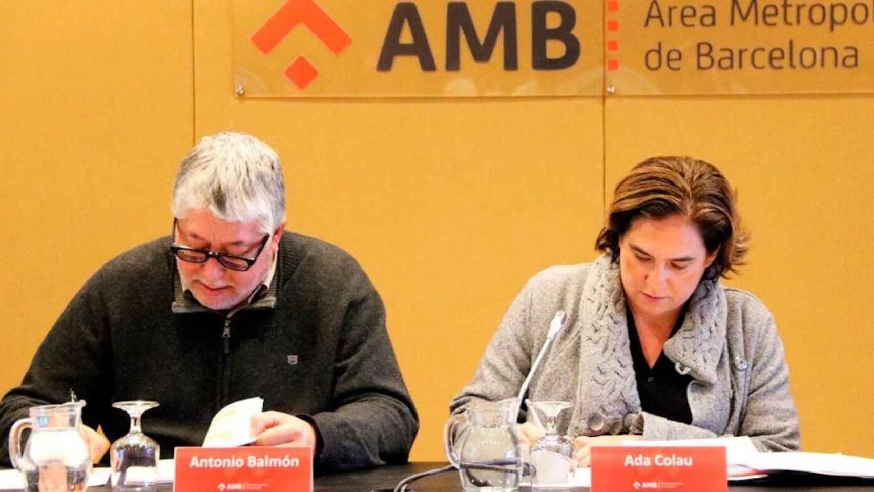 Antoni Balmón y Ada Colau, en un acto del AMB  / CG