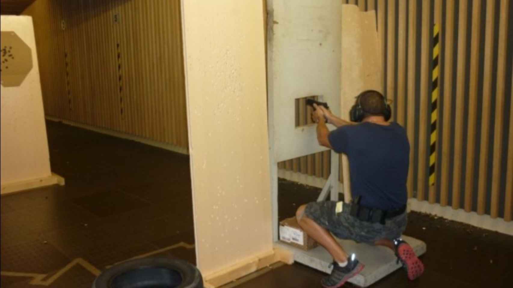 Un agente dispara su pistola en la galería de tiro de la Guardia Urbana / METRÓPOLI ABIERTA