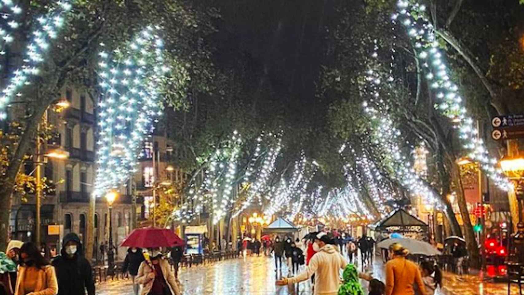 La lluvia cae sobre las Ramblas de Barcelona / INSTAGRAM