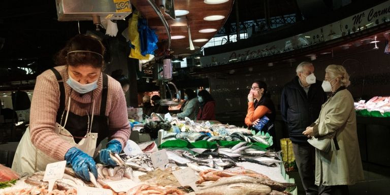 Una dependienta selecciona el pescado en presencia de algunos clientes / PABLO MIRANZO