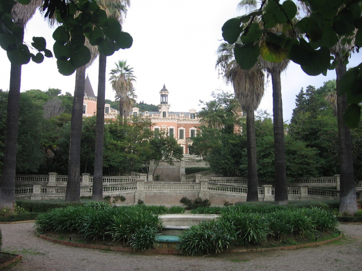 Jardines del Palau de les Heures, con el palacio al fondo / AJUNTAMENT DE BARCELONA