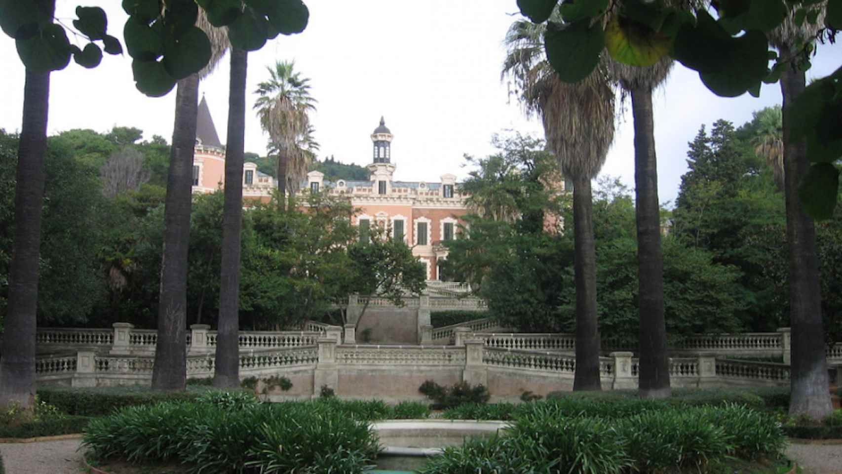 Jardines del Palau de les Heures, con el palacio al fondo