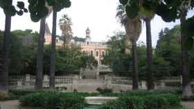 Jardines del Palau de les Heures, con el palacio al fondo / AJUNTAMENT DE BARCELONA