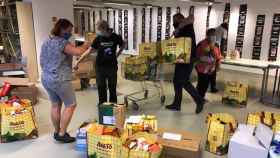 Miembros de una de las redes de apoyo de Barcelona repartiendo alimentos / XARXA DE SUPORT MUTU CLOT-CAMP DE L'ARPA