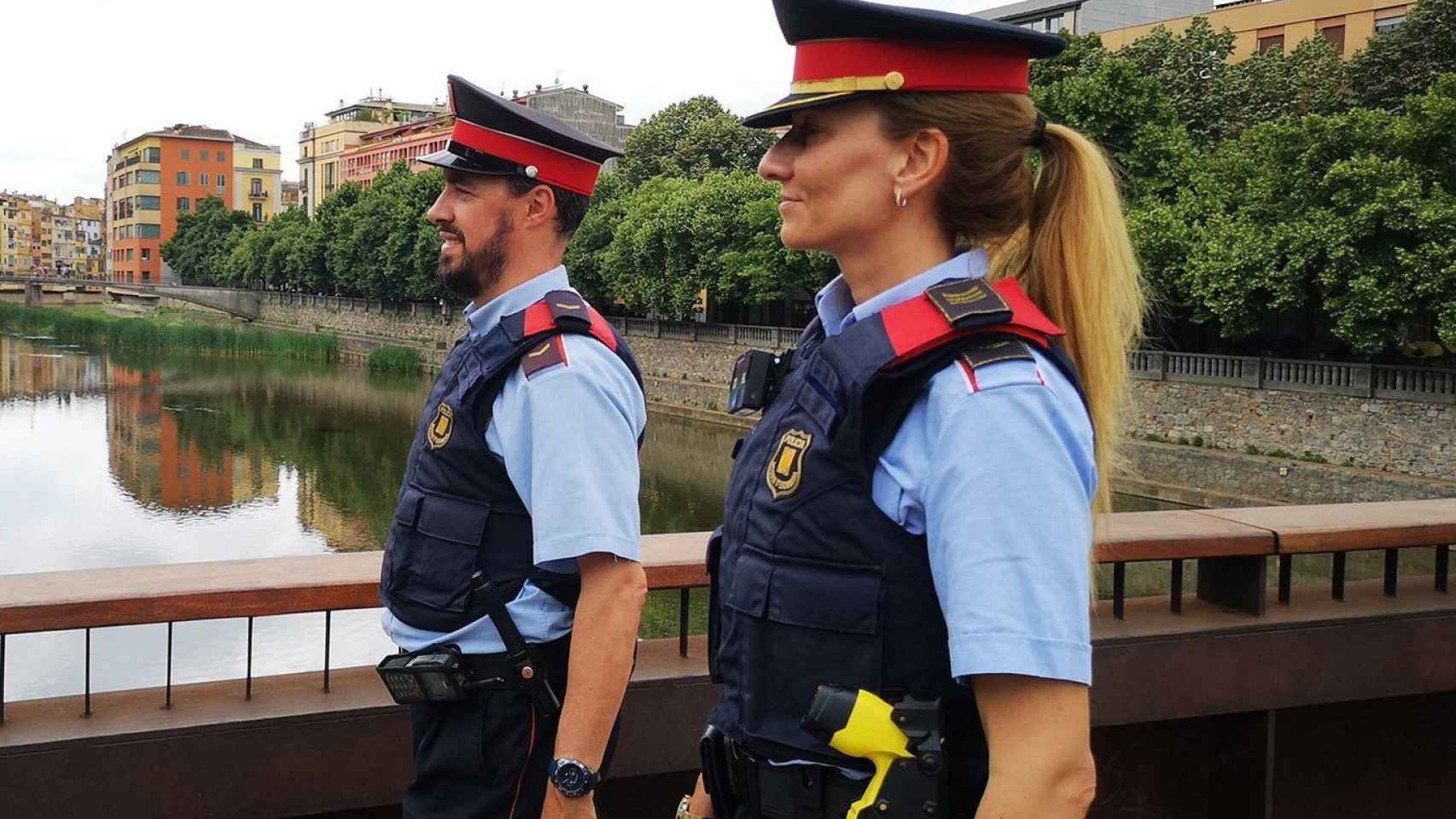Dos agentes de los Mossos d'Esquadra durante un patrullaje / ARCHIVO