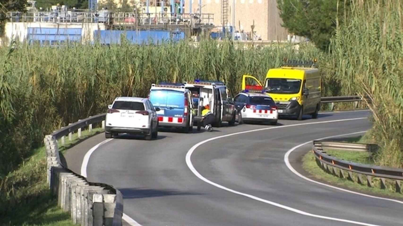 Varias patrullas de los Mossos tras el accidente de este domingo en el Papiol / TWITTER