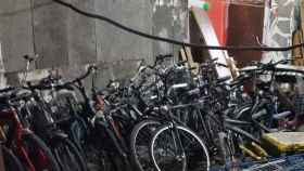 Decenas de bicicletas amontonadas en la finca de la calle Sant Erasme / METRÓPOLI ABIERTA