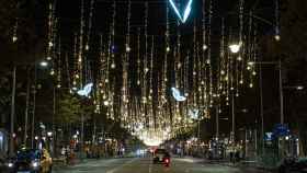 Calzada del paseo de Gràcia, iluminado por Navidad / PABLO MIRANZO