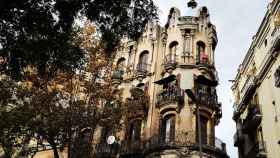 Fachada de la Casa Jaume Estrada, construida a principios del siglo XX, en Sants / INMA SANTOS