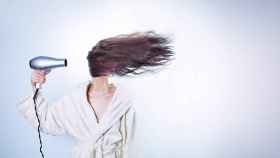 Una mujer se seca el pelo / PIXABAY