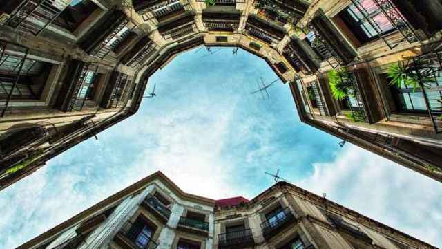 Plano contrapicado de la plaza Milans, el capricho pentadecagonal del barrio Gòtic, uno de los mejores rincones de Barcelona / INMA SANTOS