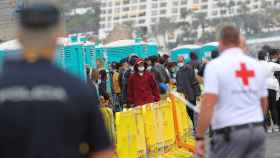 Inmigrantes en el muelle de Arguineguín en Gran Canaria / EFE