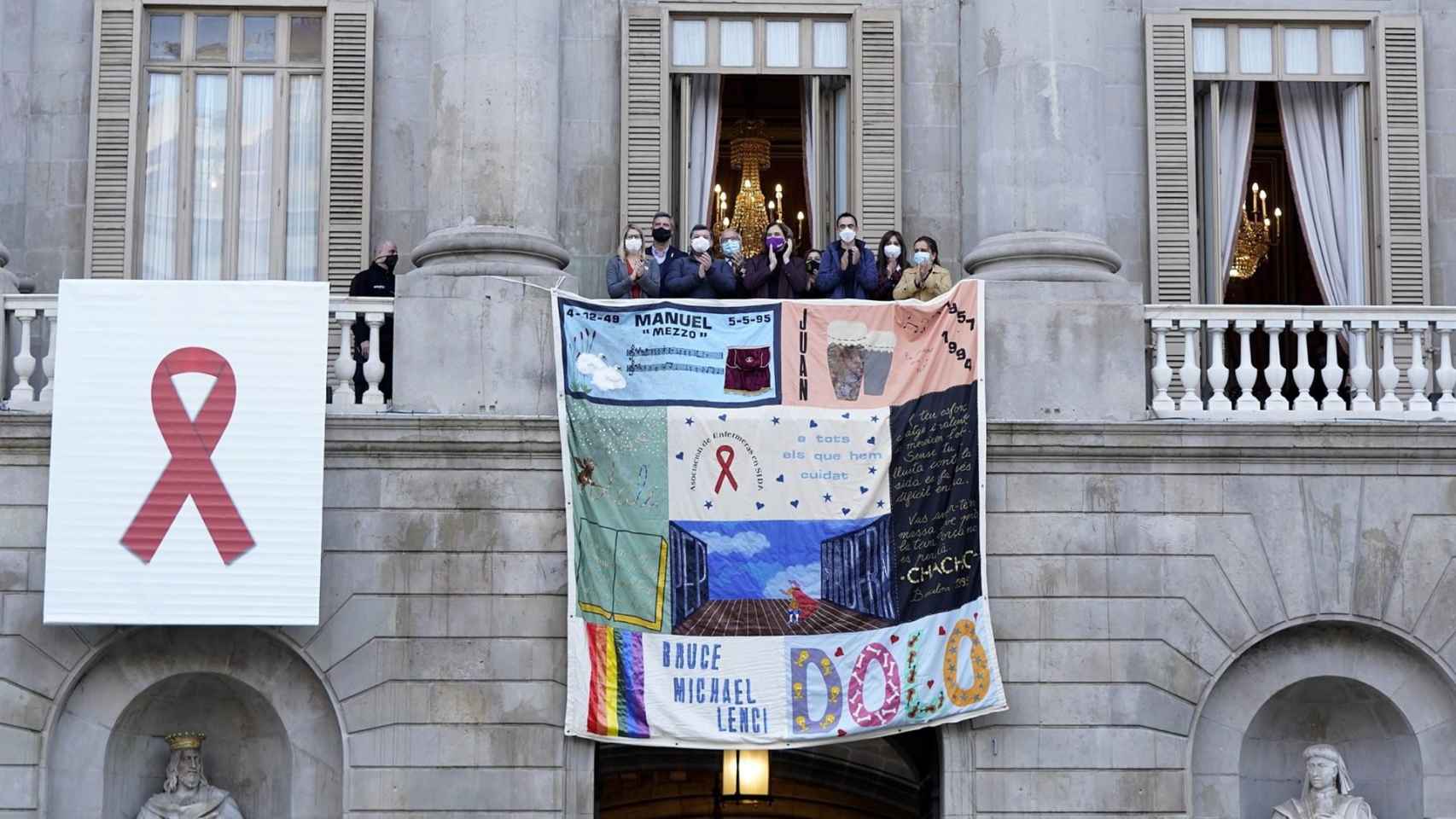 Barcelona despliega el Tapiz Memorial del Sida en la fachada del Ayuntamiento / AYUNTAMIENTO DE BARCELONA