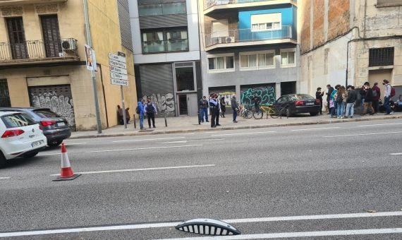 Agentes de los Mossos d'Esquadra comprobando la 'okupación' de un antiguo local de la calle de Aragó / METRÓPOLI ABIERTA