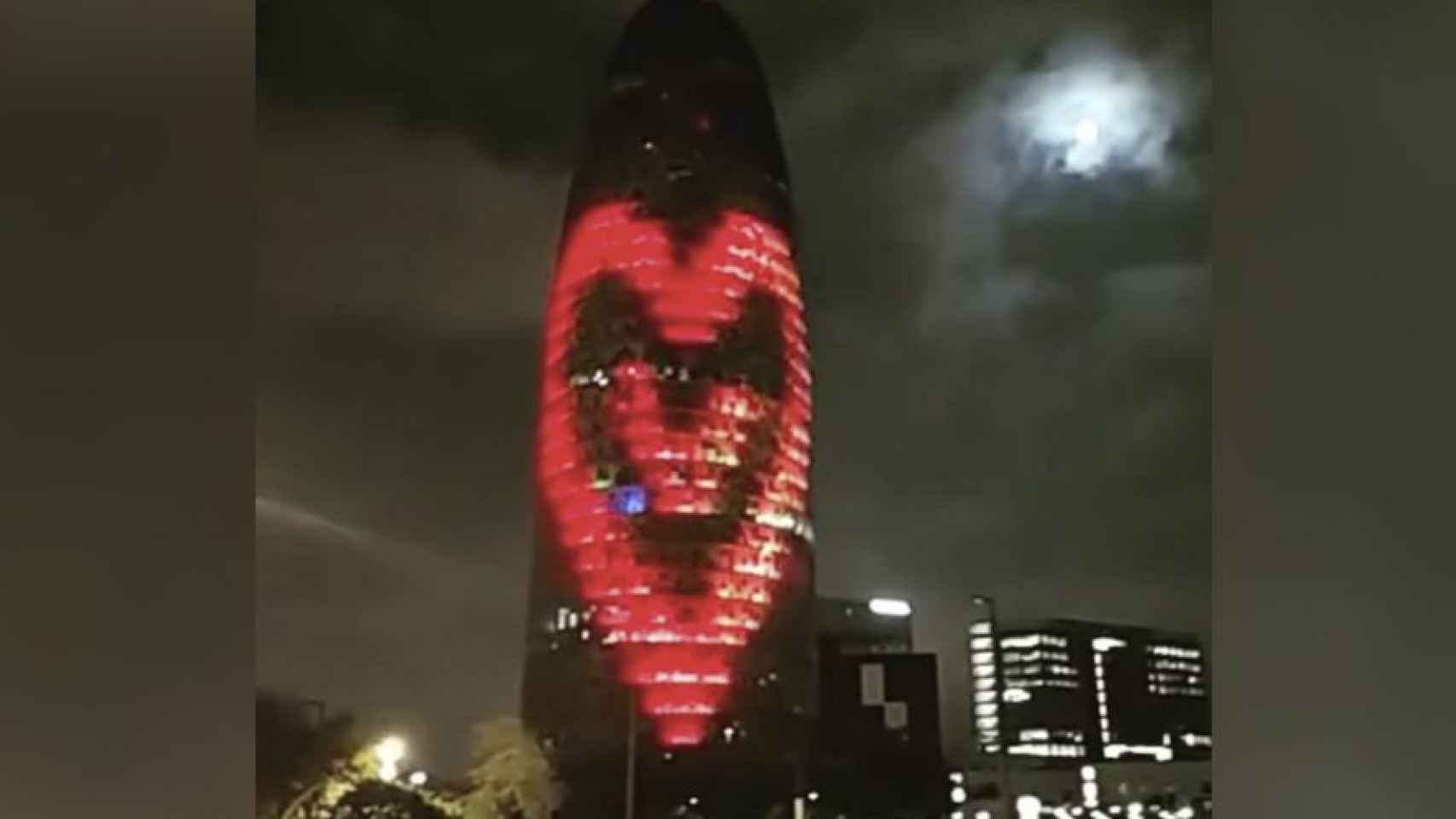 La Torre Glòries iluminada con un corazón gigante en motivo del 'Giving Tuesday' / METRÓPOLI ABIERTA
