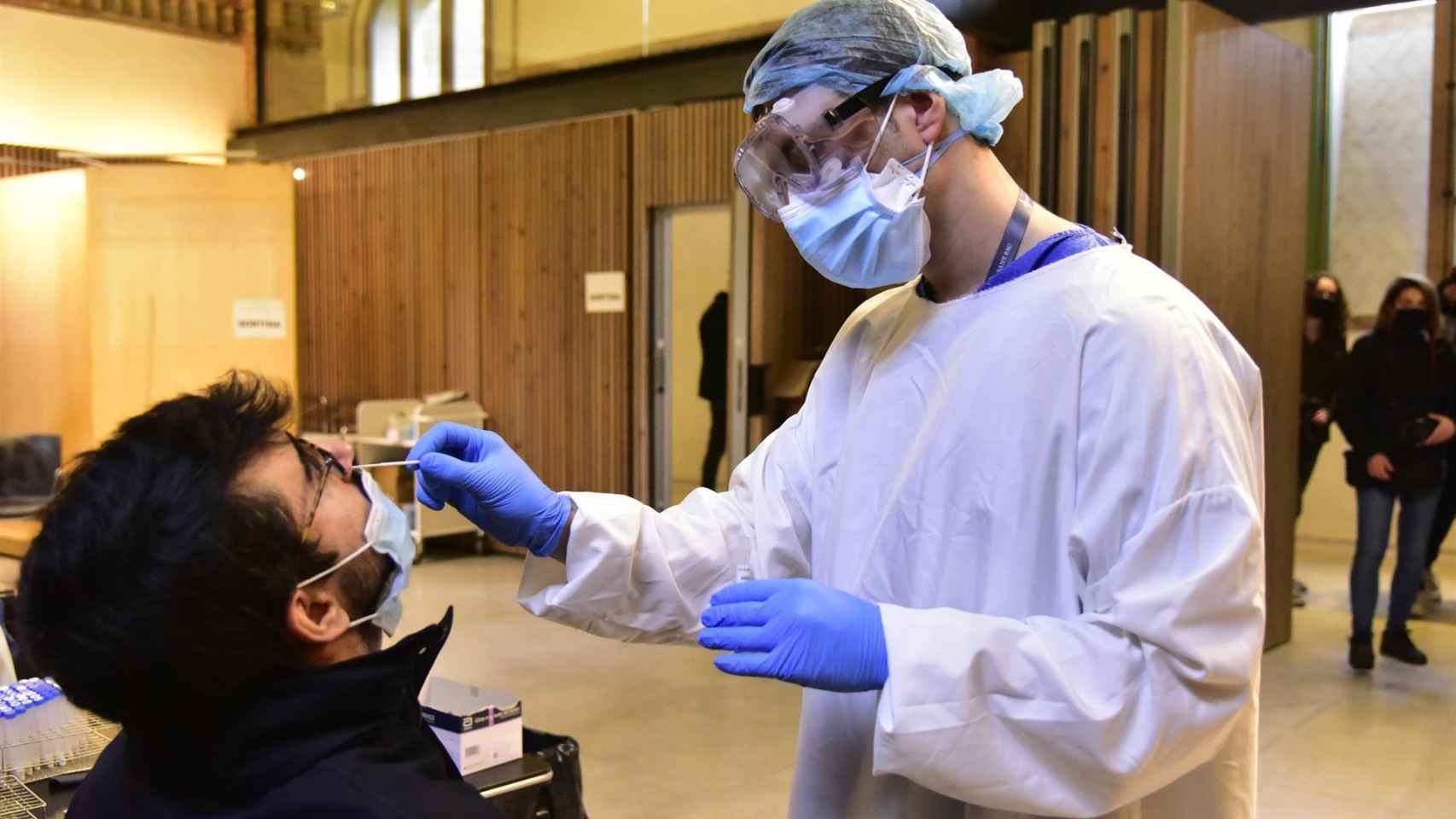 Un sanitario le realiza la PCR a un paciente, en una imagen de archivo / EUROPA PRESS