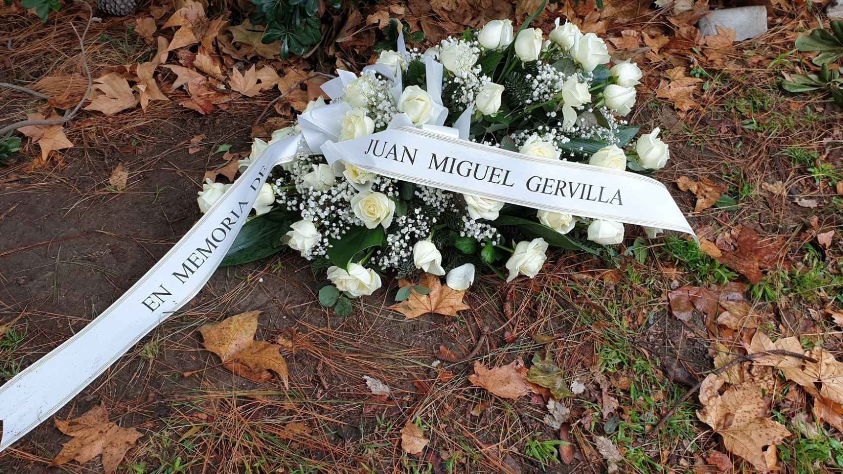 Flores en homenaje al guardia urbano asesinado depositadas en el acto de 2019 / @ReinaSonia