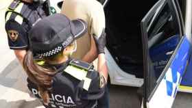 Dos urbanos introducen a un detenido en un vehículo policial / AYUNTAMIENTO