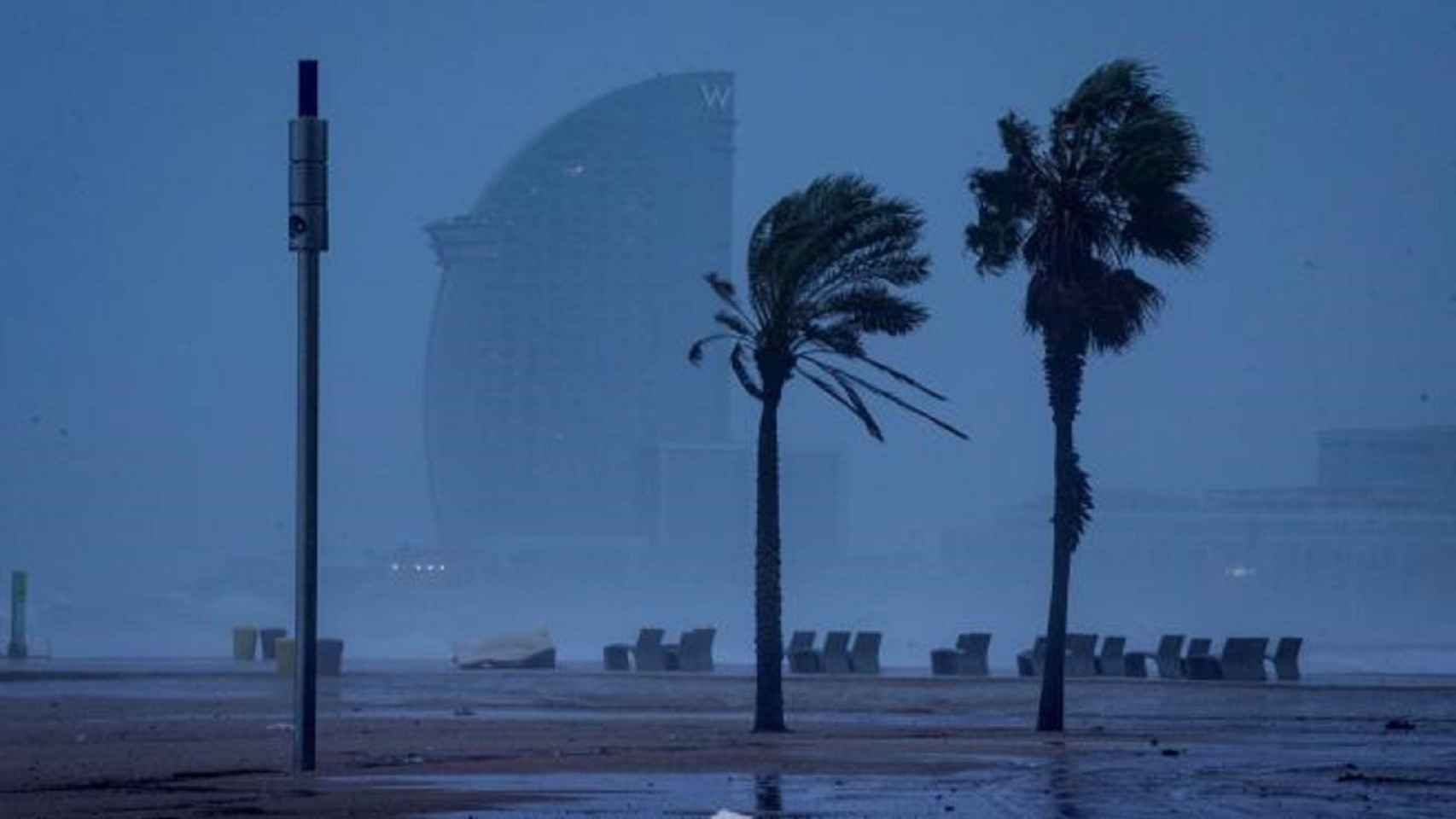 Imagen del Hotel W de Barcelona durante un temporal / EFE