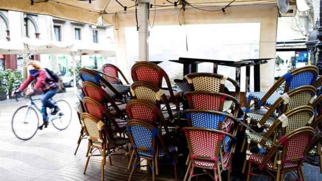 Aspecto de la terraza de un bar cerrado de las Ramblas de Barcelona / EFE - Quique García