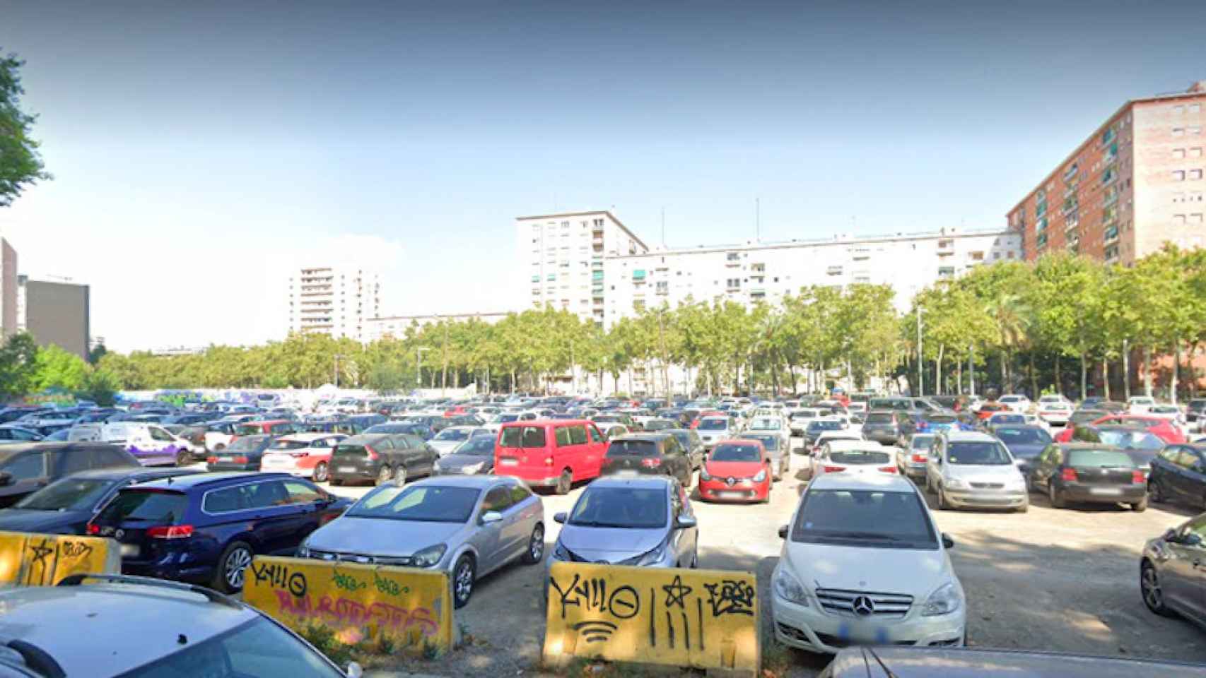 Parking público similar al de Sant Martí, en el que tres personas han robado en nueve vehículos / GOOGLE MAPS
