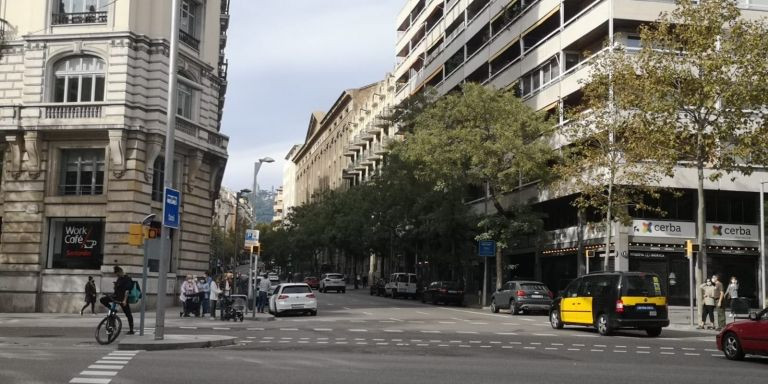 Tráfico un día entre semana en la avenida Diagonal de Barcelona / G.A