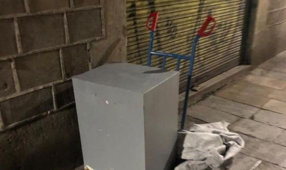 Caja fuerte de la tienda de Navidad Käthe Wohlfahrt robada en el barrio Gòtic / MOSSOS D'ESQUADRA