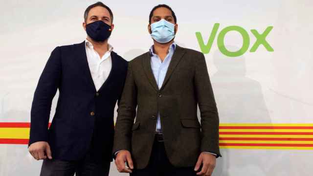 Santiago Abascal e Ignacio Garriga en un acto de campaña de Vox en Barcelona / EFE - Enric Fontcuberta