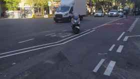 Uno de los peligrosos nuevos aparcamientos para motos en el Eixample / TWITTER
