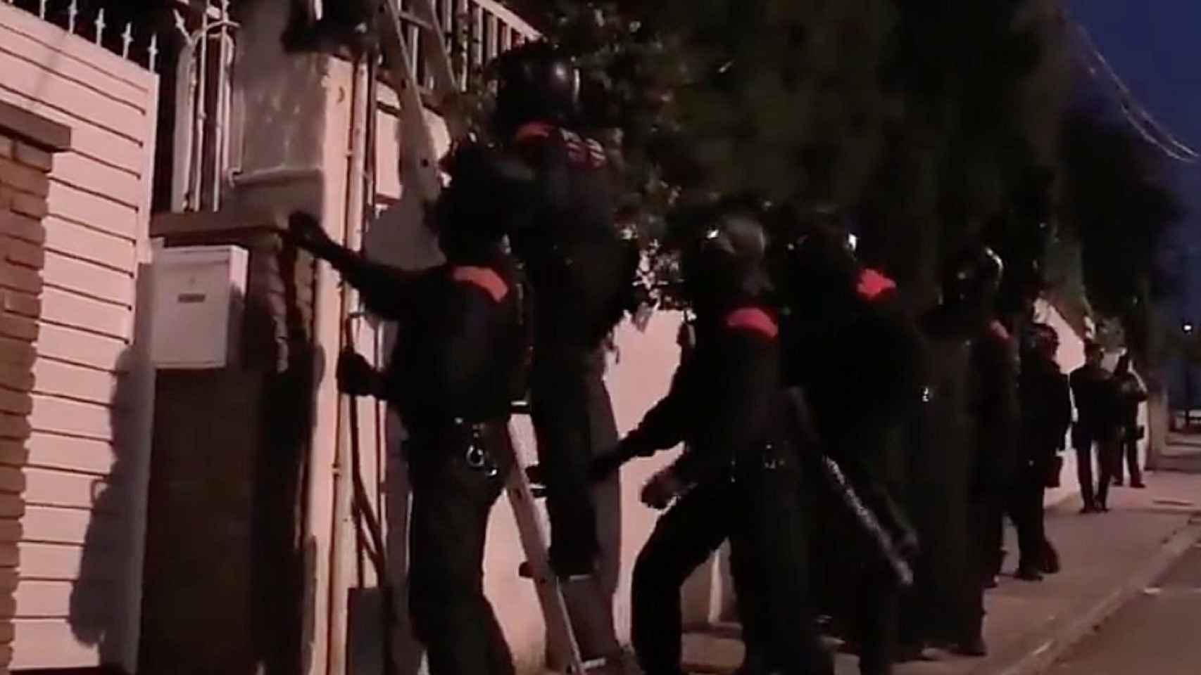 Agentes de los Mossos d'Esquadra durante el operativo en Barcelona y su área metropolitana / MOSSOS D'ESQUADRA