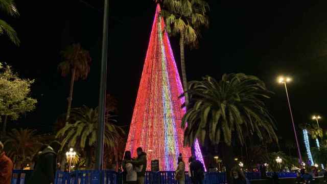 Visitantes contemplando el árbol de la feria de Navidad del Moll de la Fusta del Port Vell / V.M.