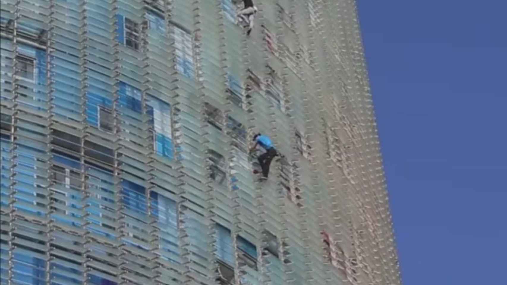 El escalador Leo Urban sube la Torre Glories el pasado 23 de marzo / LEO URBAN