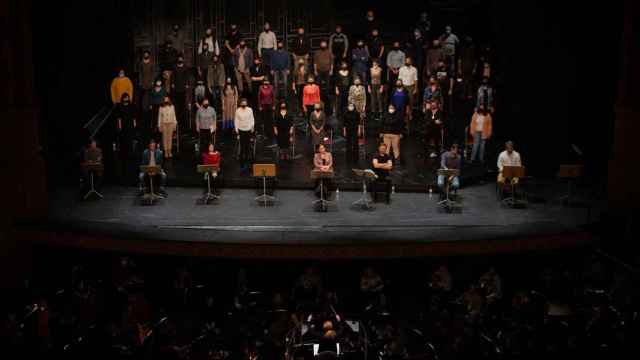 La directora italiana Speranza Scapucci dirige la orquesta durante el ensayo de una escena de ‘La Traviata’ en el Liceu / EP - DAVID ZORRAKINO