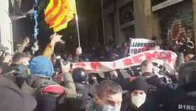 Tensión entre Mossos y antifascistas en la plaza de Sant Jaume / @ernest_sant