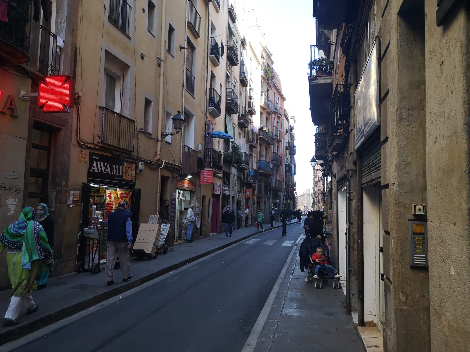 La calle Sant Antoni Abad concentra gran parte del tráfico del Raval / GUILLEM ANDRÉS