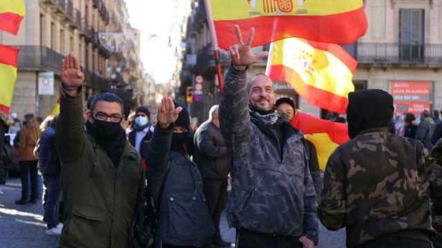 Manifestantes de ultraderecha hacen el saludo nazi este domingo en la plaza Sant Jaume / TWITTER
