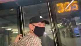 Un joven 'tiktoker' se graba colgando de un vagón del metro de Barcelona / TIKTOK