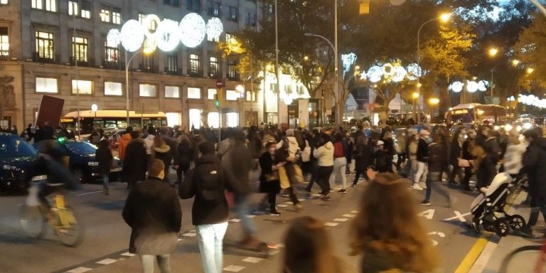 Riadas de gente el paseo de Gràcia con Gran Via / JORDI SUBIRANA