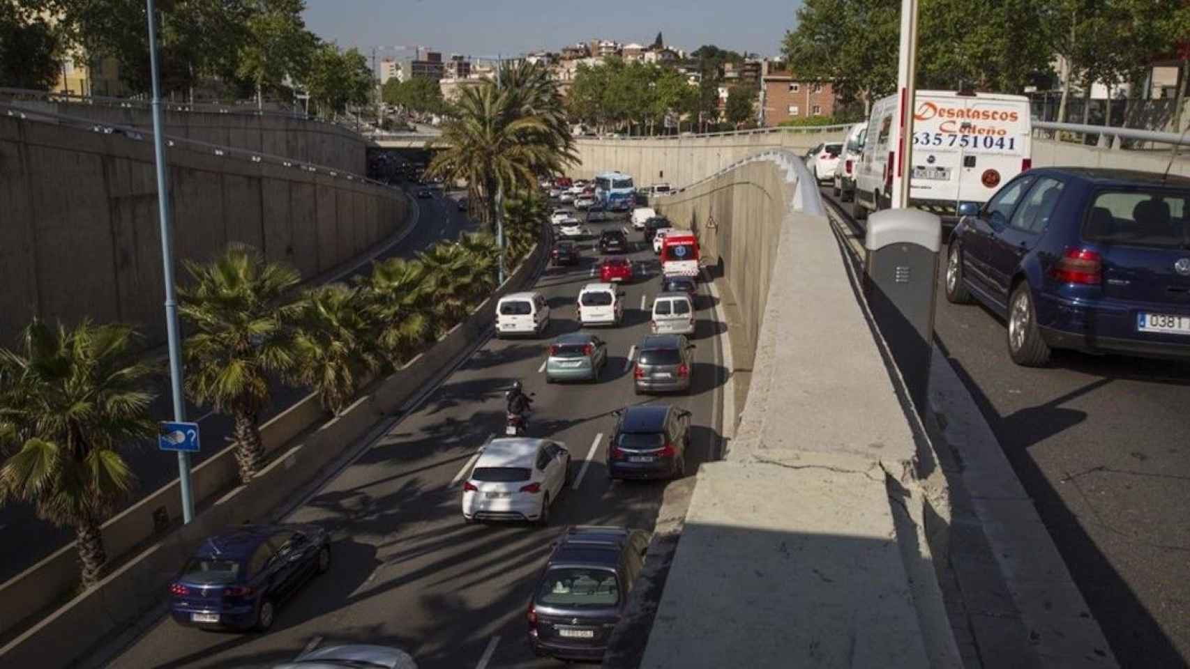 Decenas de vehículos en la Ronda de Dalt de Barcelona / PINTEREST