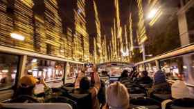 El autobús especial Barcelona Christmas Tour que recorre las calles de la ciudad con iluminación navideña / AYUNTAMIENTO DE BARCELONA